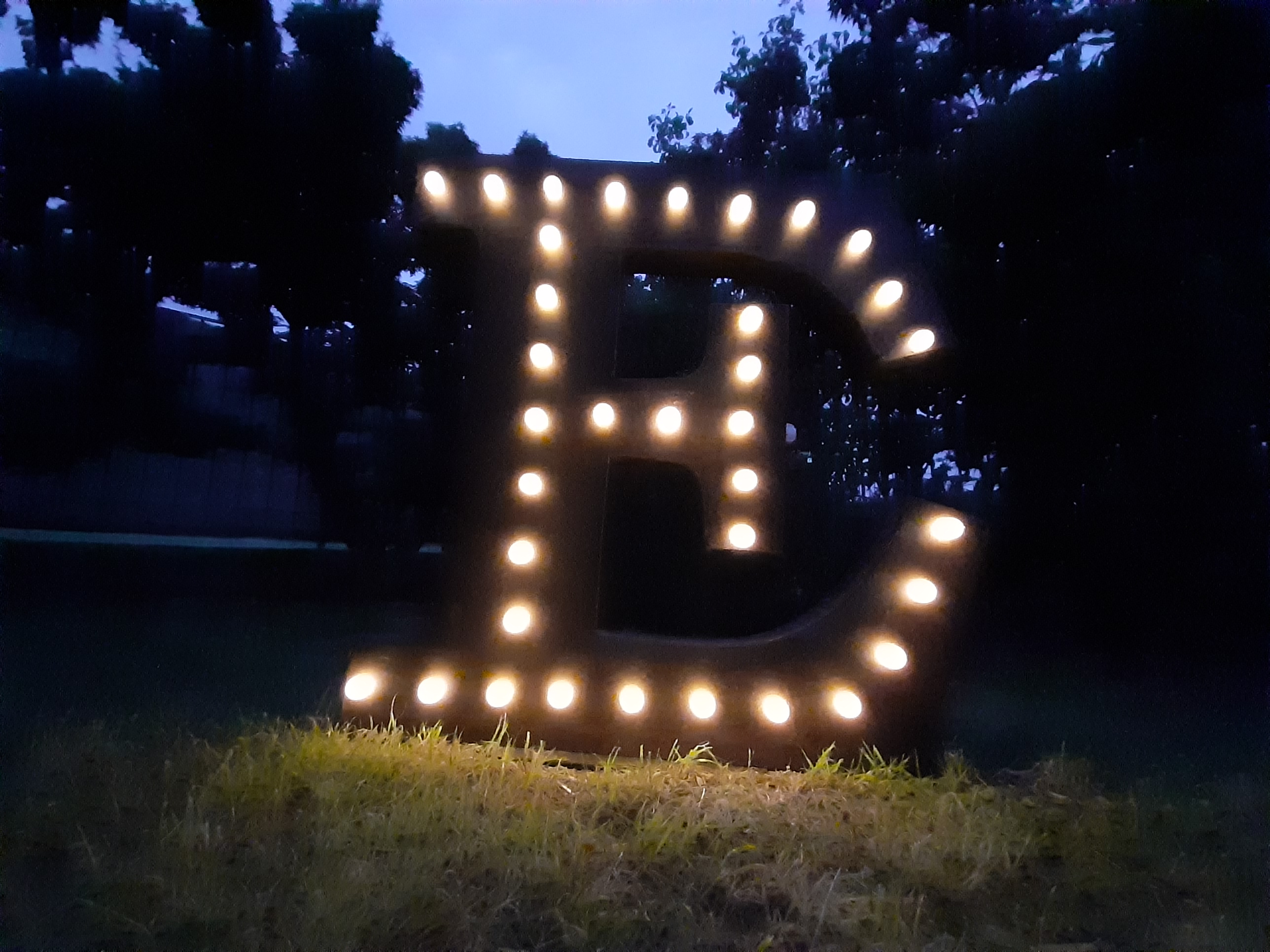 Lettera iniziale “E” luminosa in stile industriale